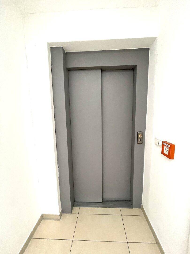 Moderner Aufzug im Gebäude, der alle Etagen bequem und barrierefrei erreichbar macht.