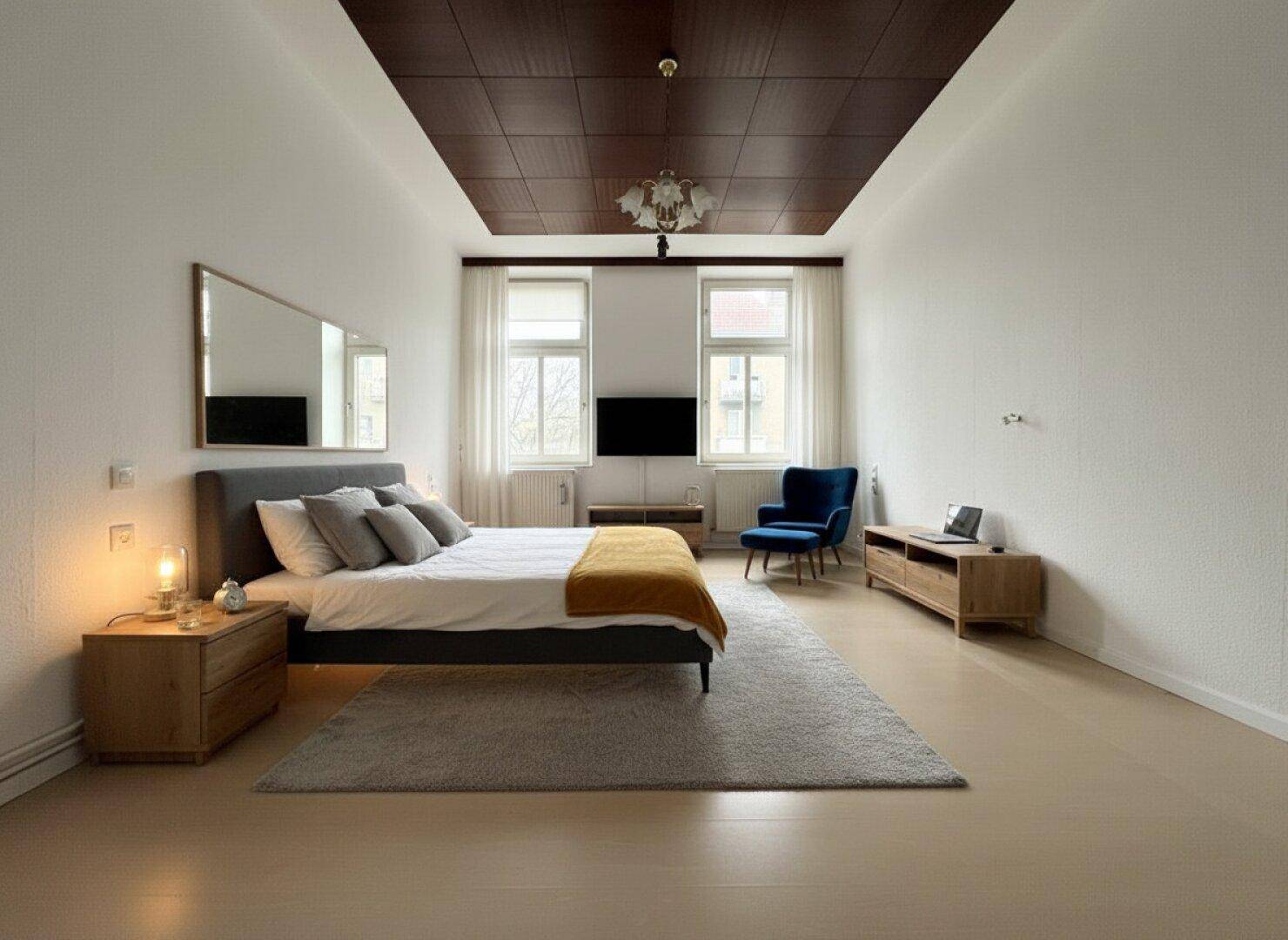 Gemütliches Schlafzimmer mit hellem Boden, großem Bett und einer eleganten Holzdeckenverkleidung.