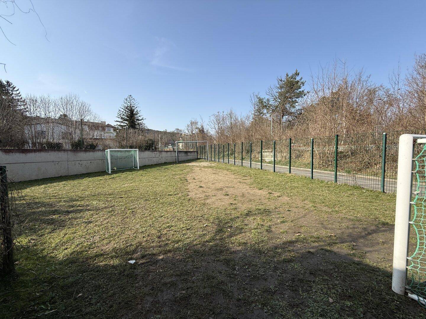 Große Rasenfläche mit Fußballtoren, ideal für sportliche Aktivitäten im Freien.