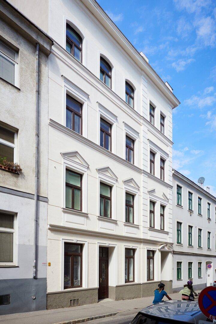 Historisches Wohngebäude mit klassischer Architektur und gepflegter Fassade in städtischer Umgebung.