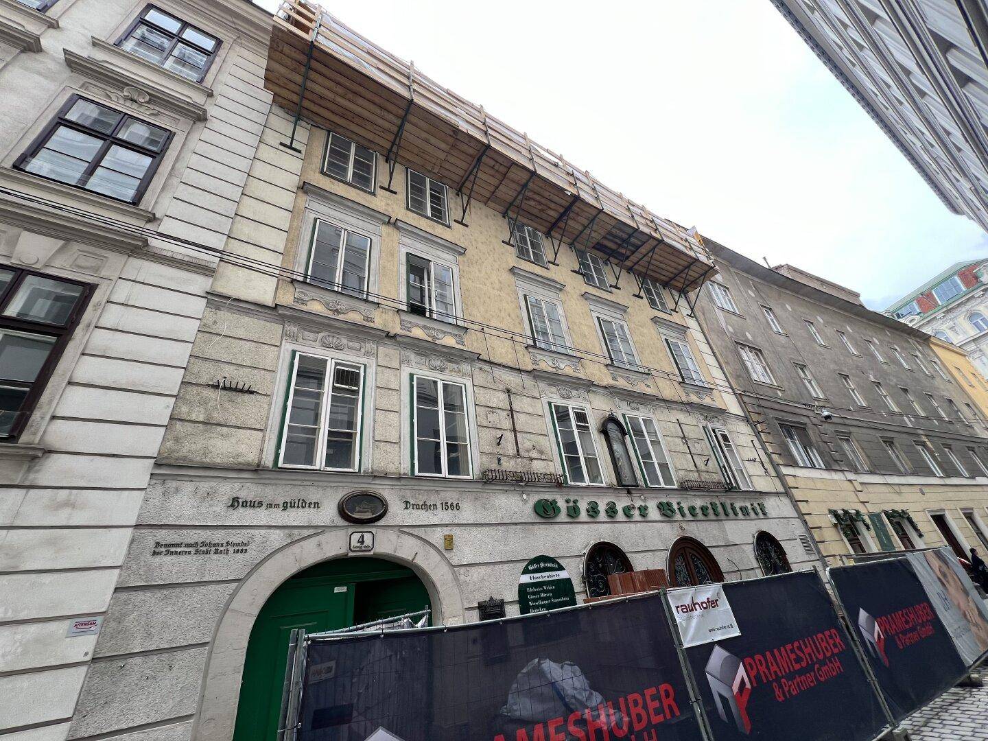 Altes Gebäude mit traditioneller Fassade und Baugerüst für Renovierungsarbeiten.