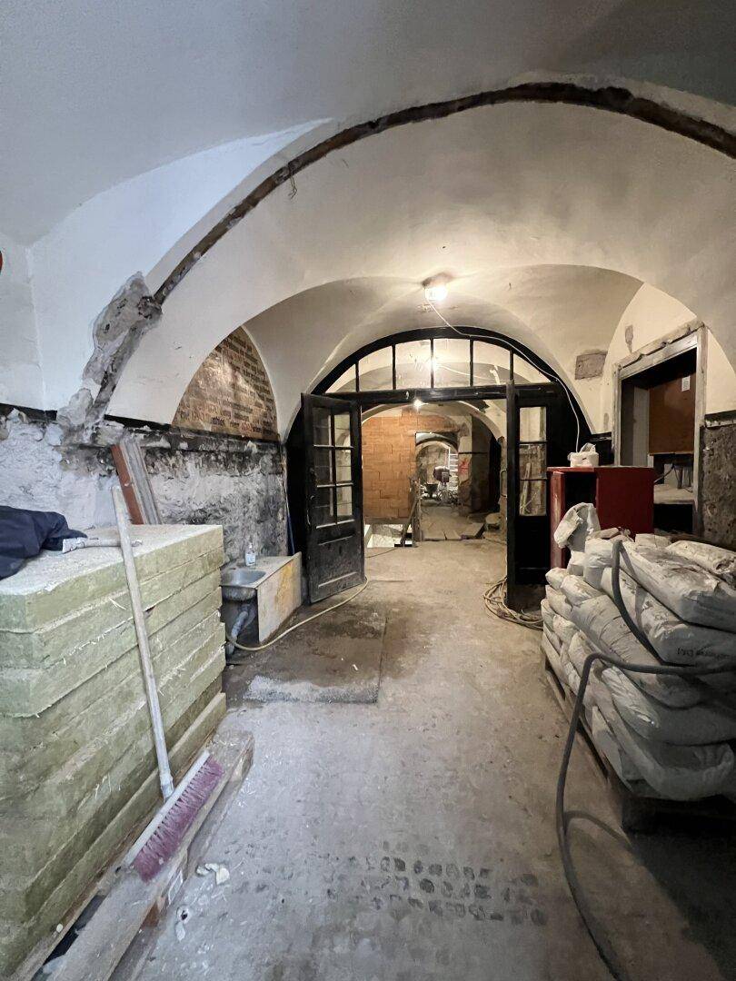 Kellerraum mit Gewölbedecken und sichtbaren Bauarbeiten, bereit für die Sanierung.