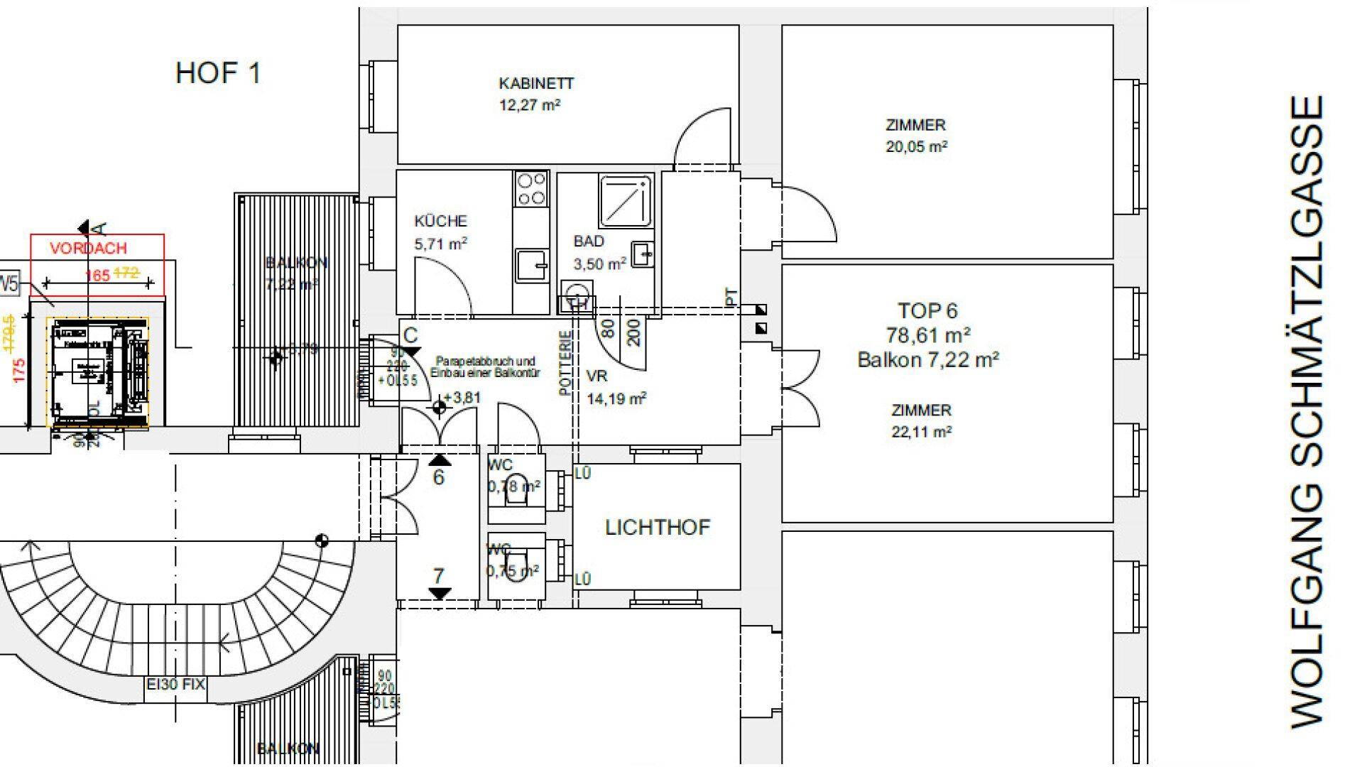 Detaillierter Grundriss einer Wohnung mit Balkon, Treppenhaus und mehreren Zimmern.