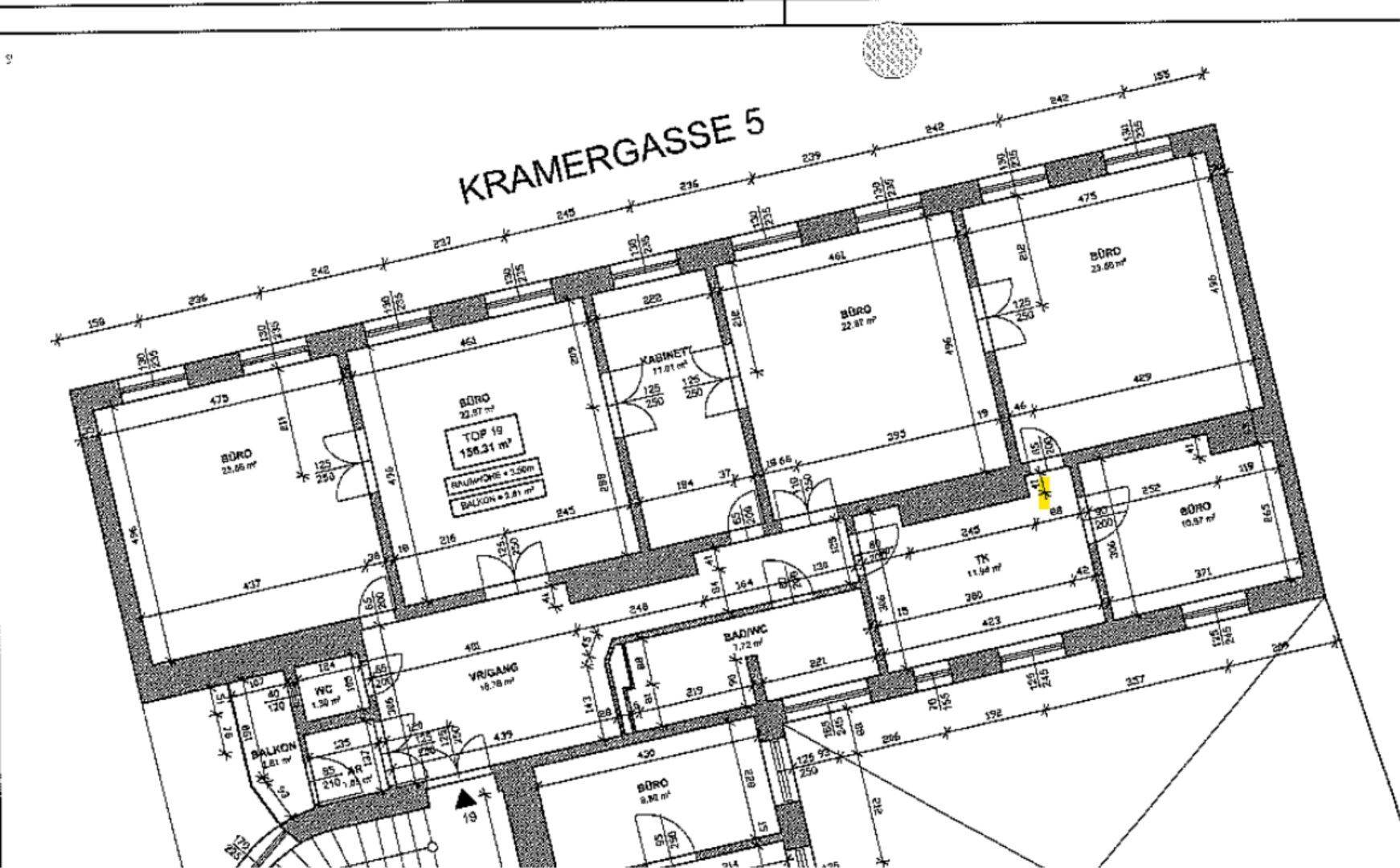 Grundriss einer Etage mit mehreren Büroräumen, Bädern und einem Balkon, detailliert dargestellt.