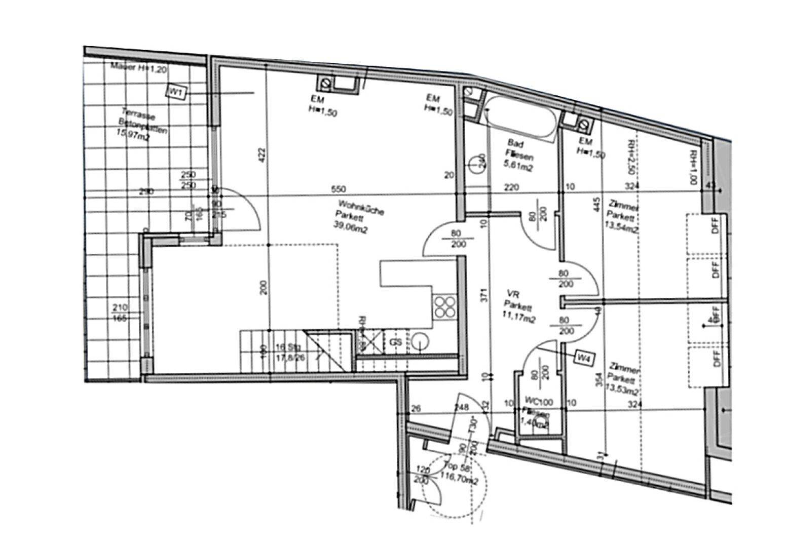Grundriss der unteren Ebene mit Wohnbereich, Küche, Bad und Zugang zur Terrasse.