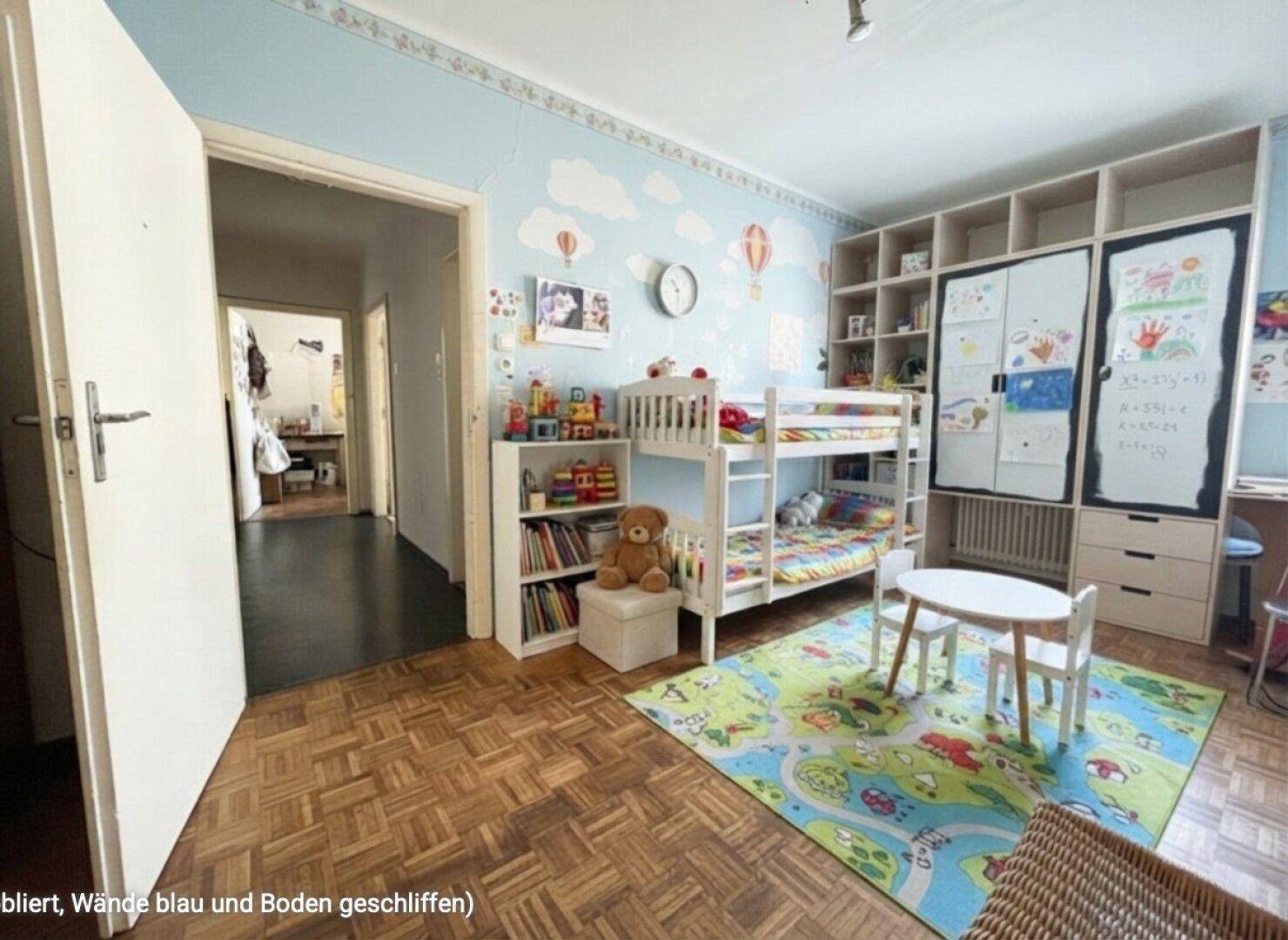 Farbenfrohes Kinderzimmer mit Etagenbett, Spielteppich und Regalen, ideal für kleine Bewohner.