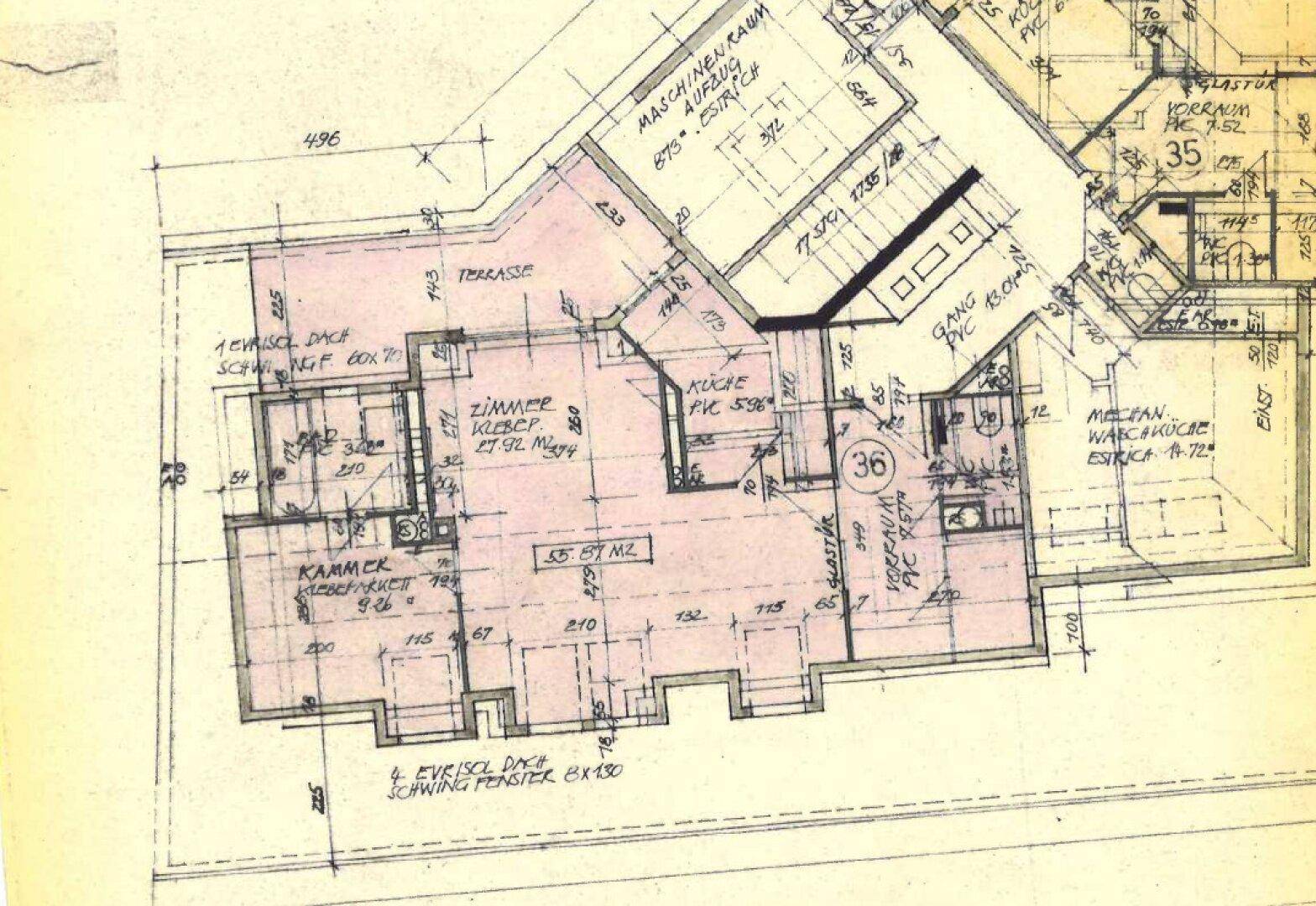 Detaillierter Grundrissplan einer Dachgeschosswohnung mit Terrasse und mehreren Zimmern.
