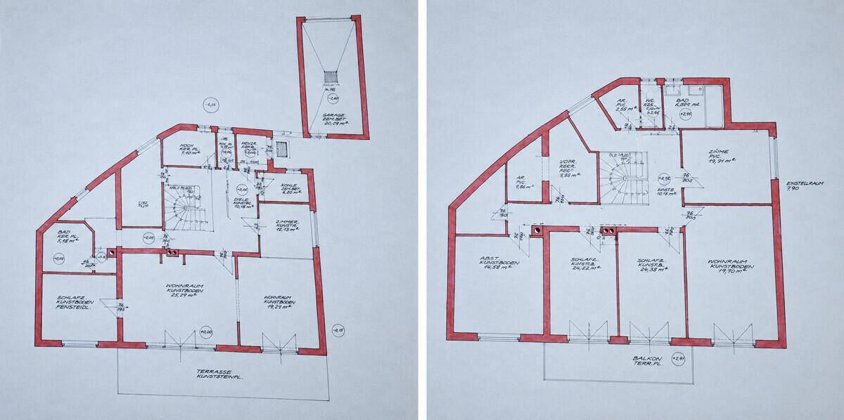 Grundrisspläne zeigen die Aufteilung von zwei Etagen mit mehreren Zimmern, Balkon und Terrasse.