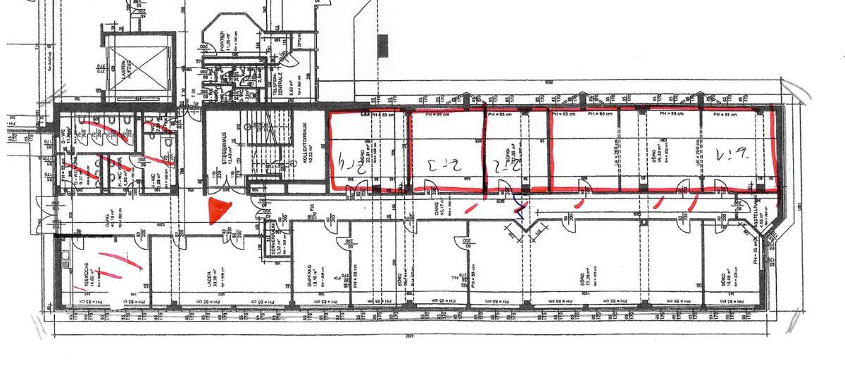 Detaillierter Grundriss eines langen Gebäudes mit mehreren abgetrennten Bürobereichen und einem zentralen Erschließungskern.