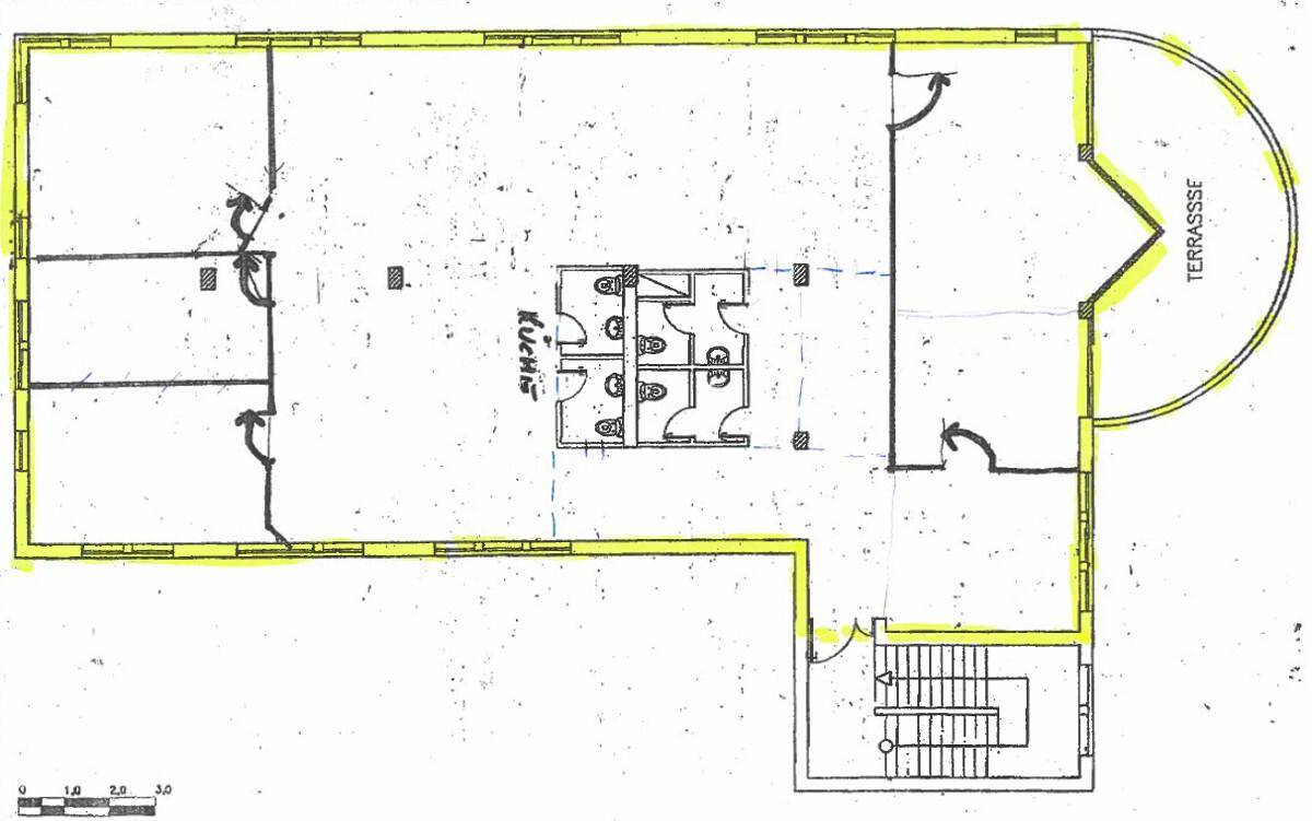Grundriss einer Büroetage mit mehreren Räumen, Toilettenbereich, Küche und großer Terrasse.