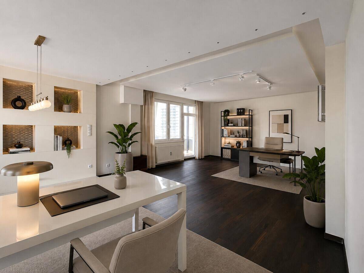 Geräumiges Büro mit zwei Arbeitsplätzen, dunklem Holzboden und modernen Einbauregalen.