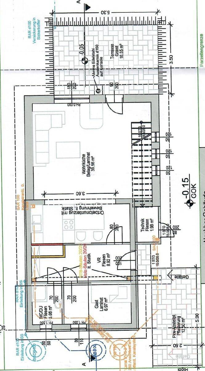 Grundriss des Erdgeschosses mit offenem Wohnbereich, Küche und Zugang zur Terrasse.