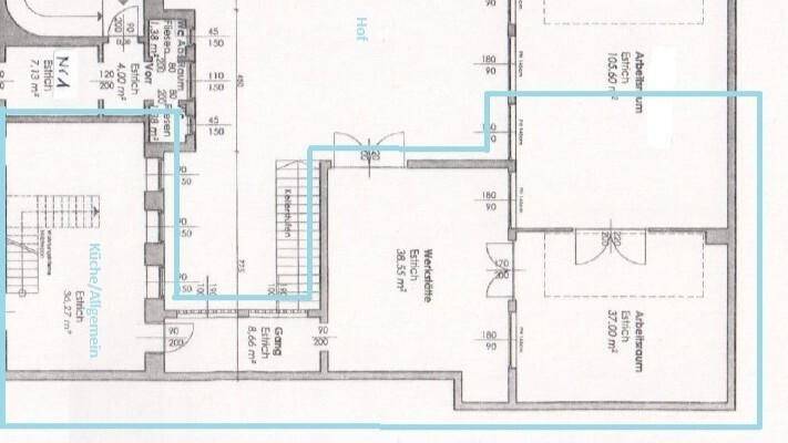 Grundriss zeigt die Aufteilung eines Arbeitsbereichs mit Treppe und großen Fenstern.