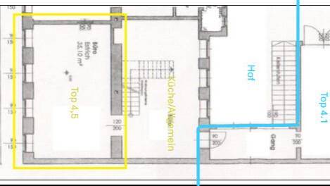 Detaillierter Grundriss mit markierten Bereichen, Treppe und großen Fenstern für eine klare Übersicht.