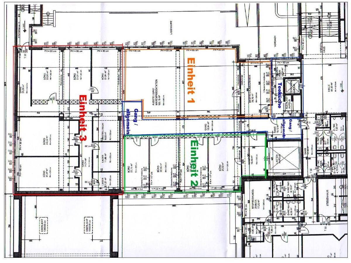 Detaillierter Grundriss mit farblich markierten Einheiten und verschiedenen Räumen, inklusive Balkon.