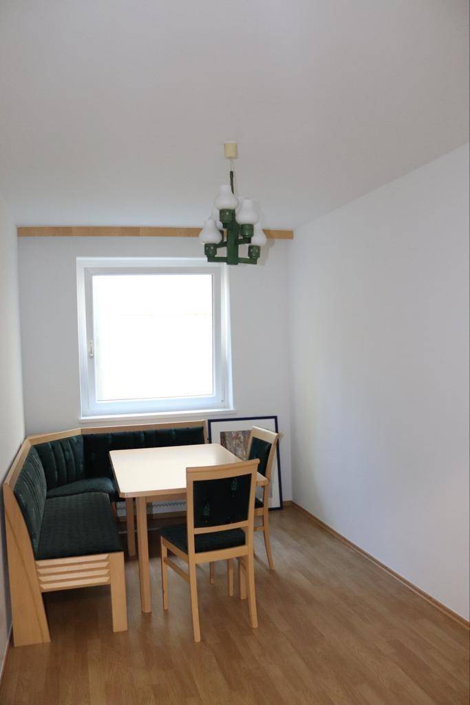 Gemütlicher Essbereich mit Eckbank, Holztisch und Stühlen, ideal für Familienmahlzeiten.