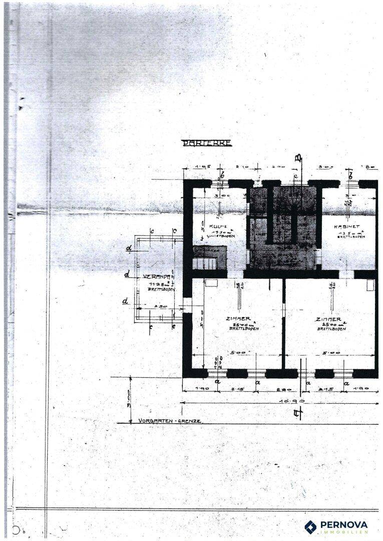 Grundriss des Parterres mit Zimmeraufteilung und Veranda.