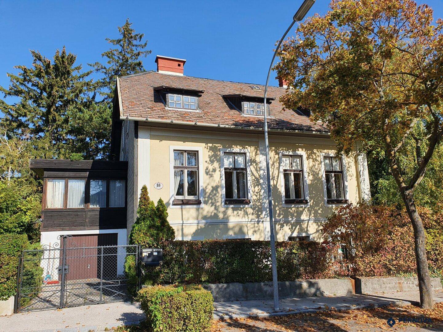 Ansicht des Hauses von der Straße, mit gepflegtem Vorgarten und traditioneller Architektur.