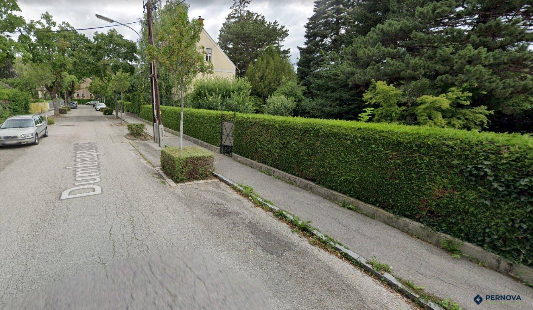 Ruhige Wohnstraße mit viel Grün und gepflegten Hecken, typisch für die Umgebung.