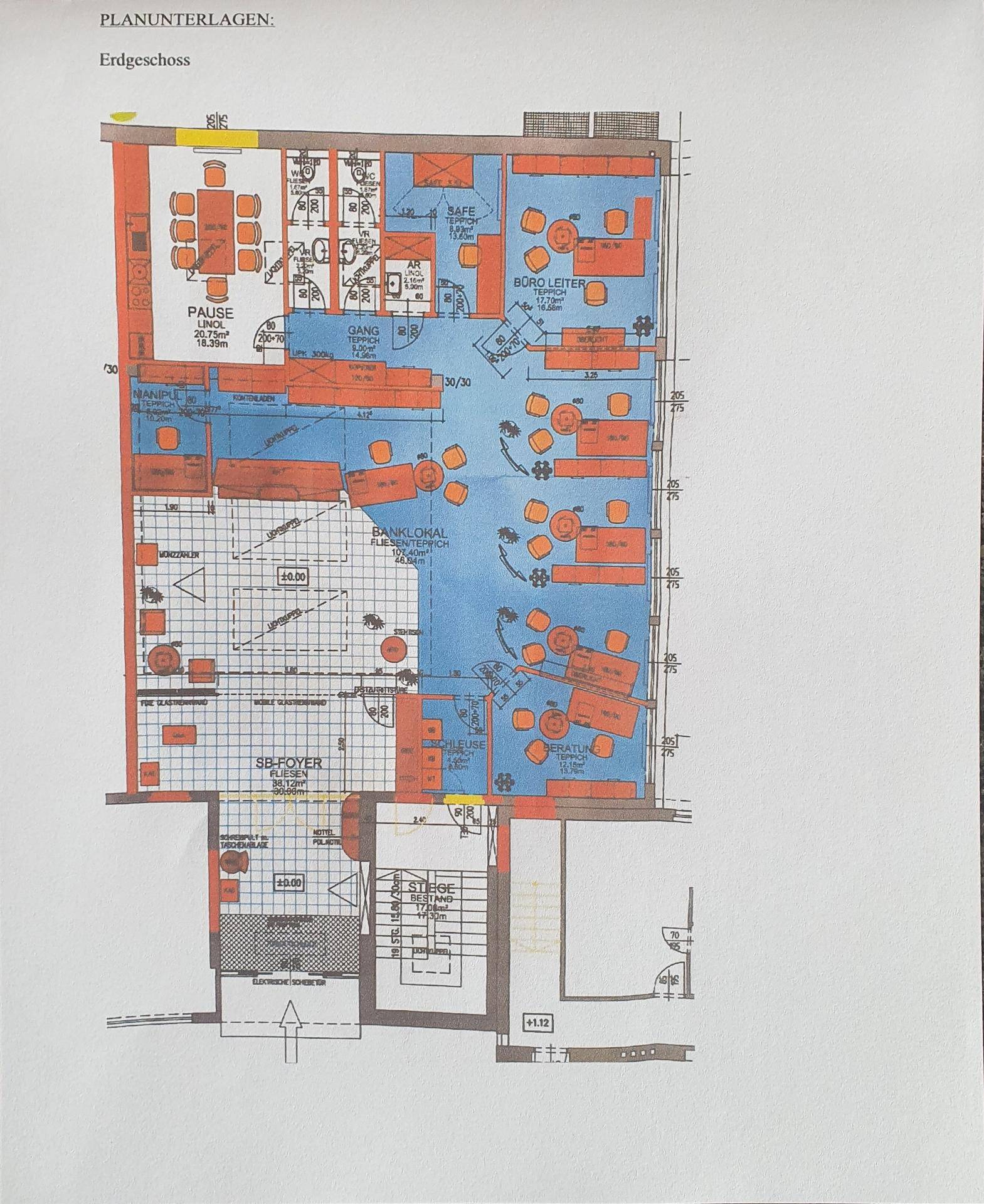 Detaillierter Grundriss des Erdgeschosses mit verschiedenen Bürobereichen und einem Foyer.