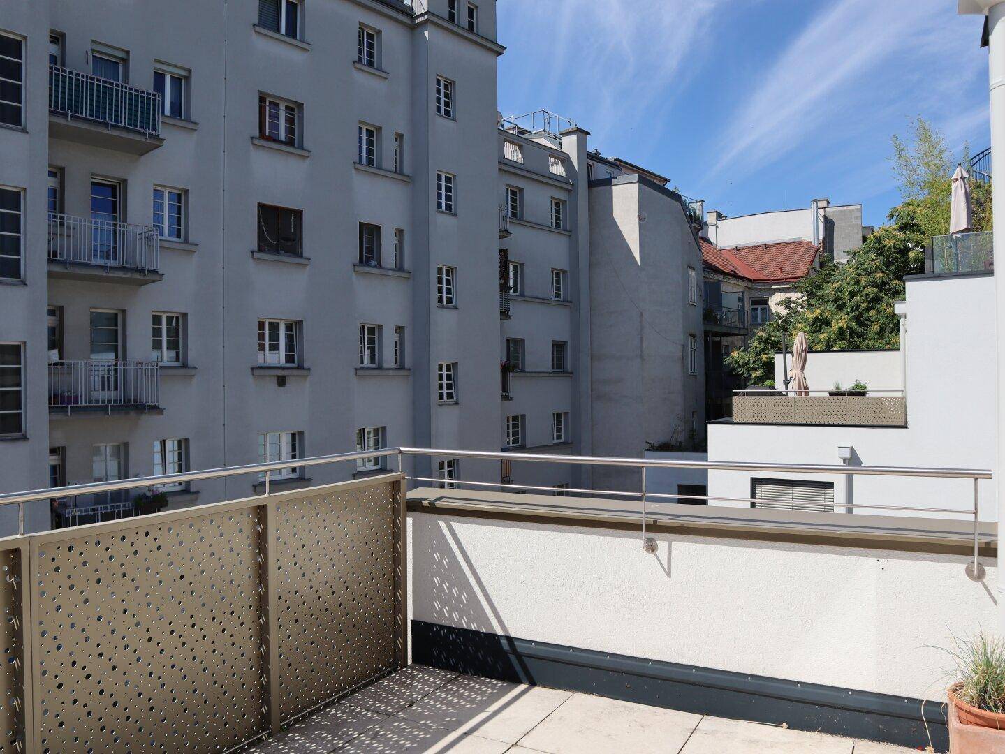 großzügige Terrasse (Beispielbild Vergleichswohnung)