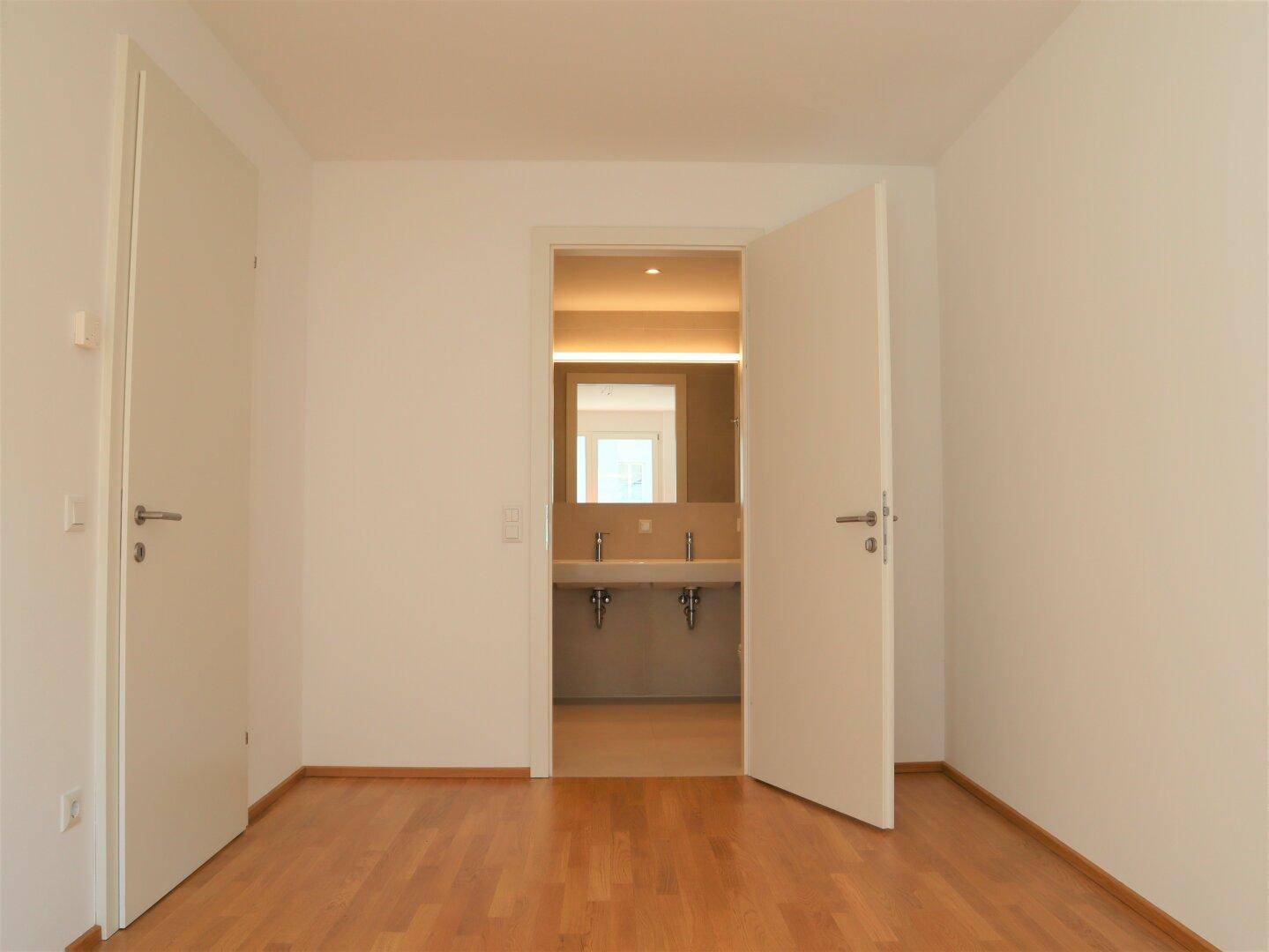 Schlafzimmer mit Bad en Suite (Beispielbild Vergleichswohnung)