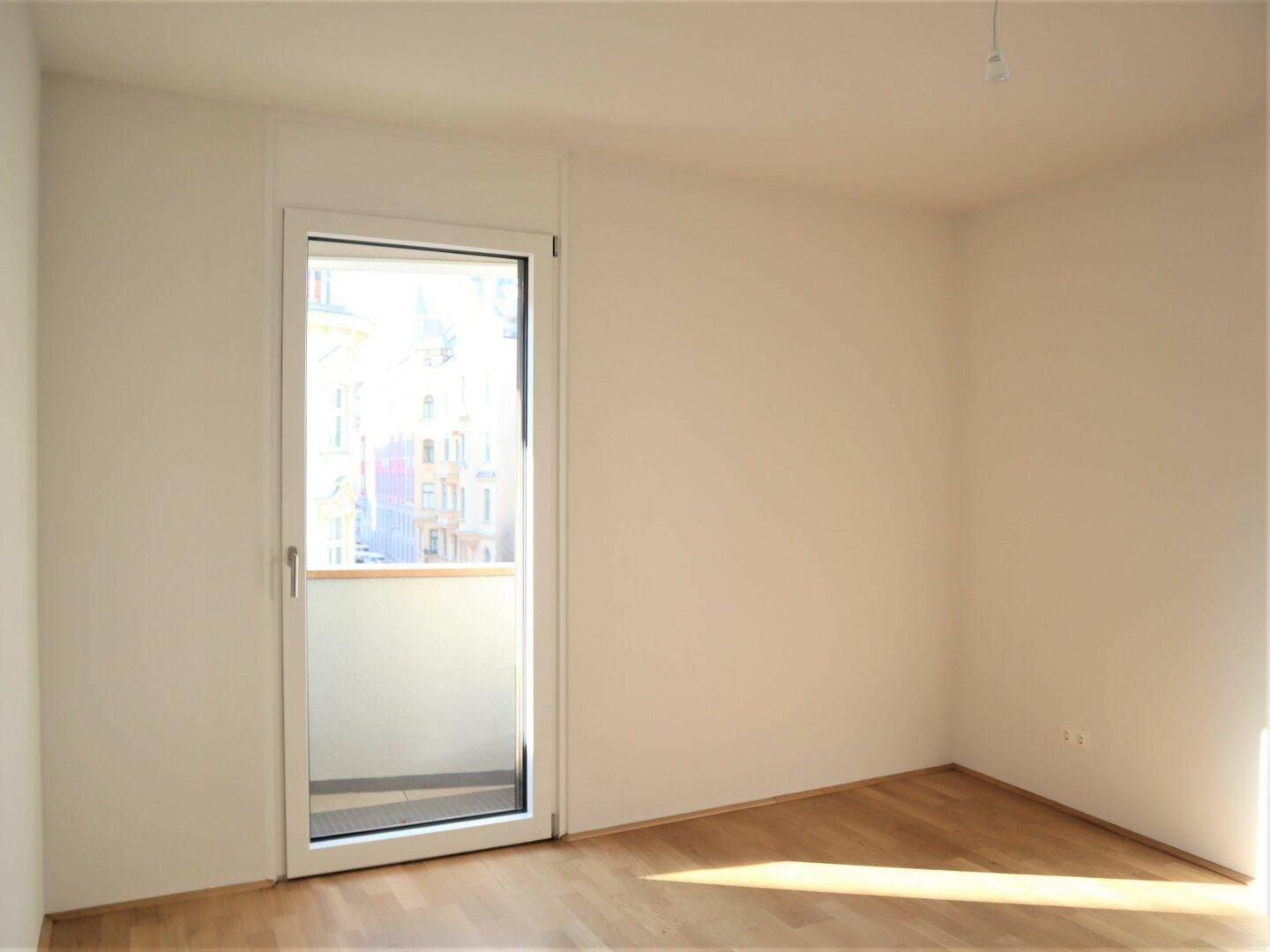 großzügiges Schlafzimmer mit Balkonzugang