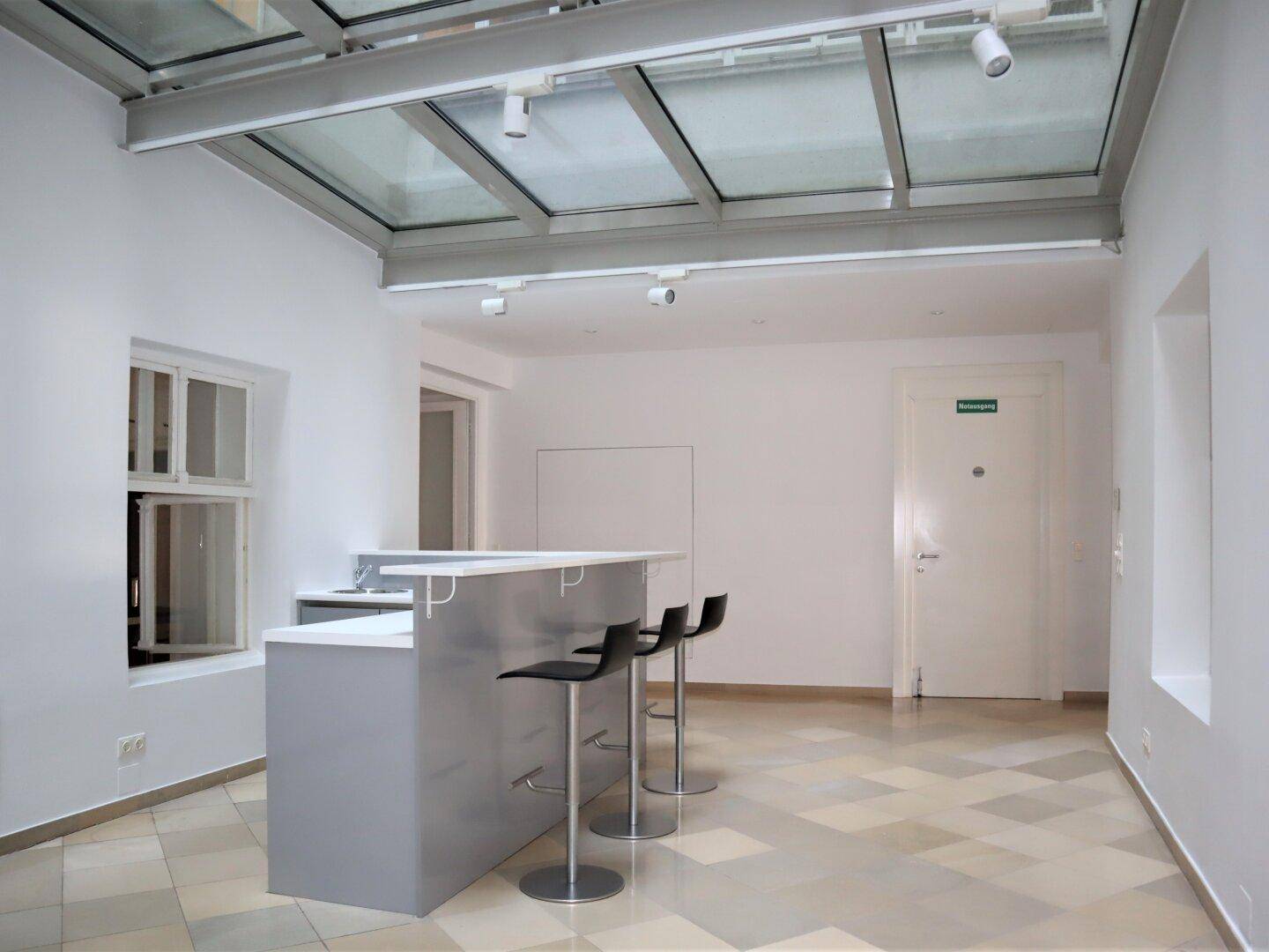 Entrée mit Blick zur Eingangstür