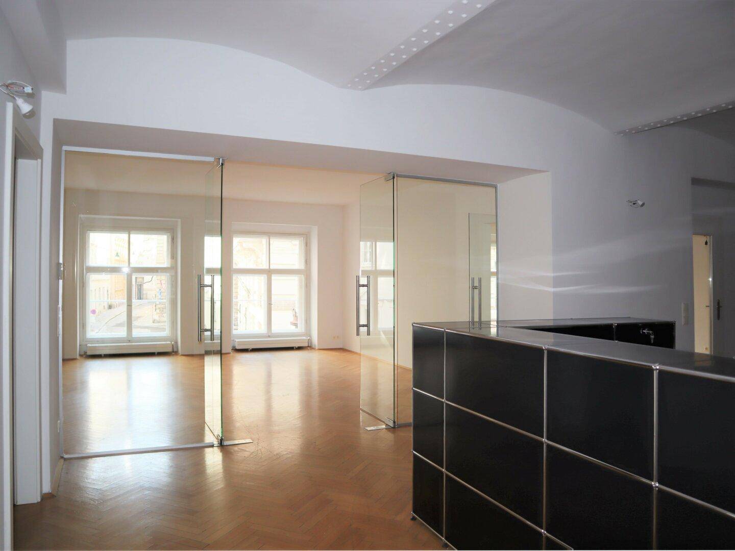 Blick in den Büroraum Richtung Schulerstraße