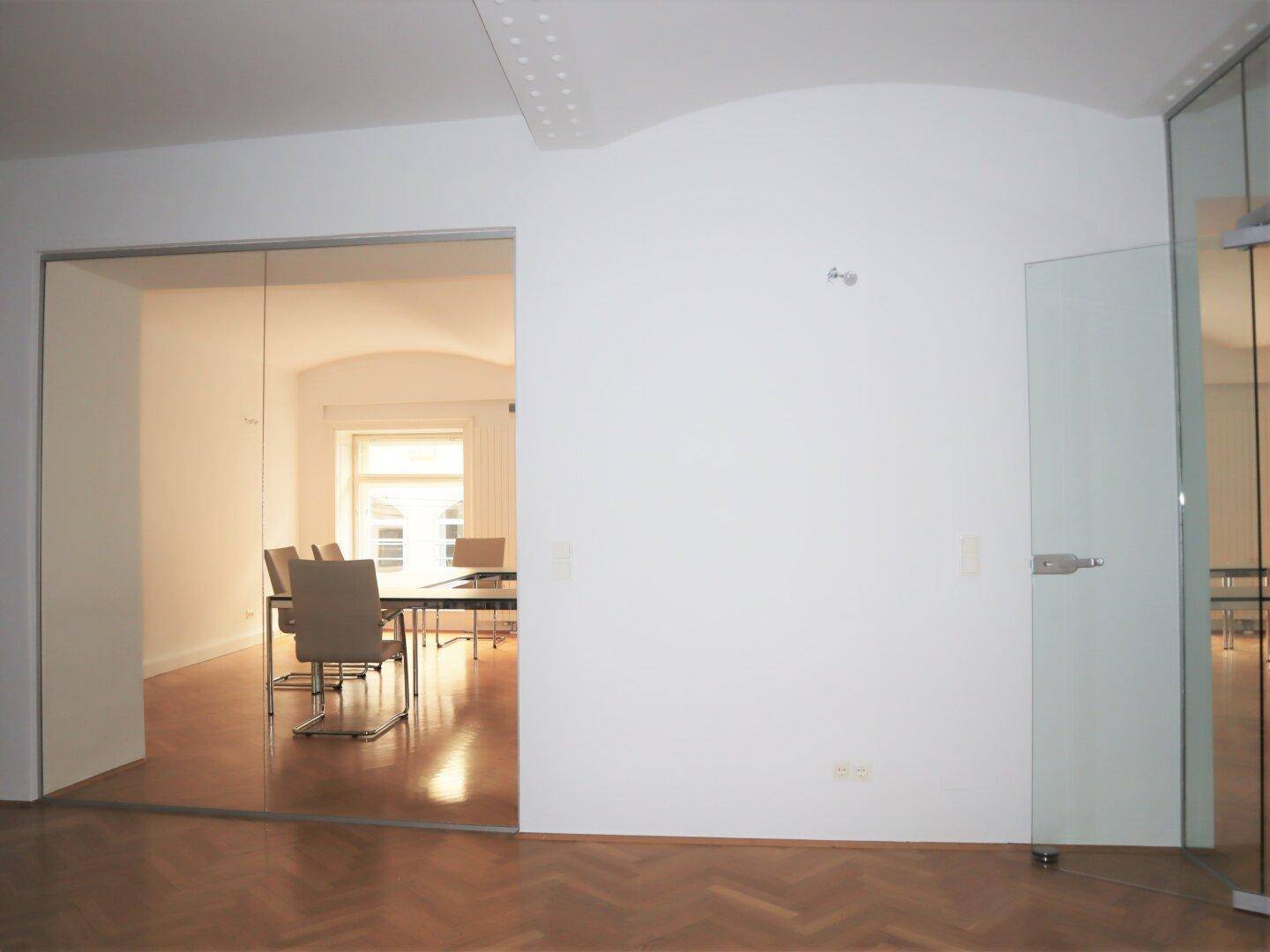 Besprechungsraum mit stilvollen Glaselementen