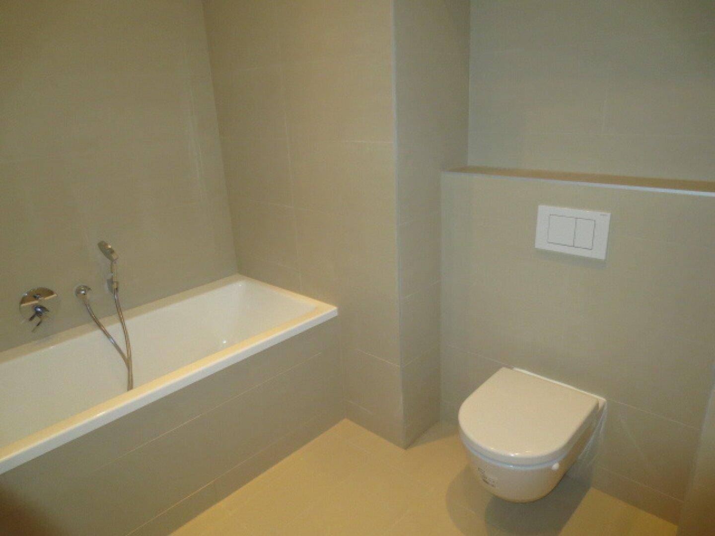Wannenbad mit Doppelwaschtisch und WC