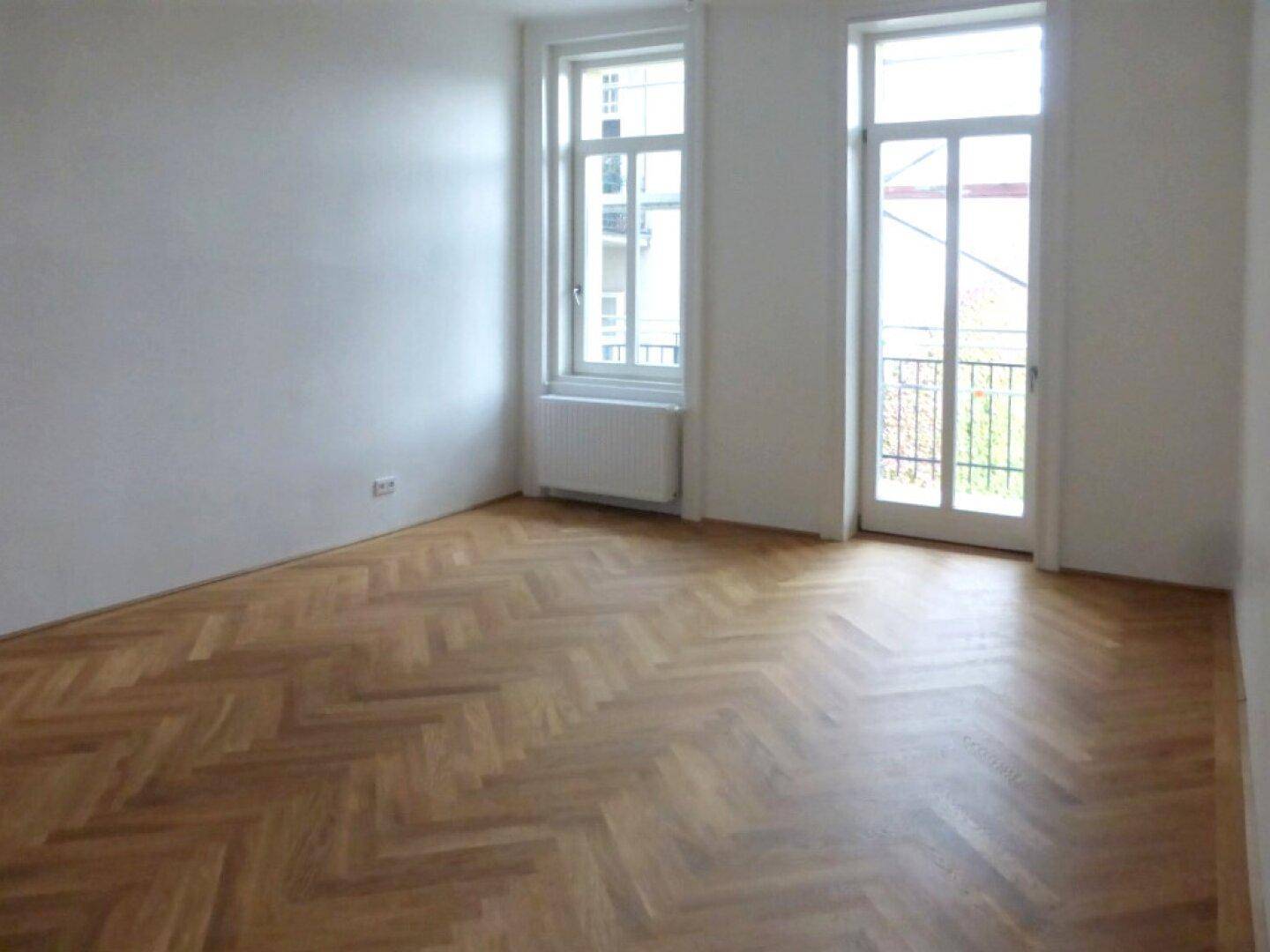 Schlafzimmer mit Balkon zum ruhigen Innenhof