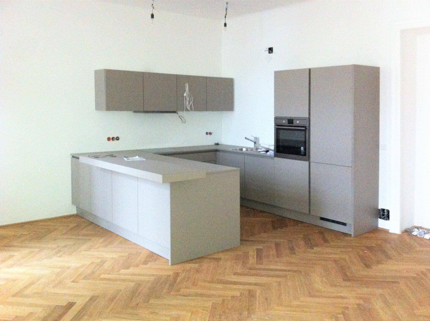 moderne Einbauküche mit Barpult