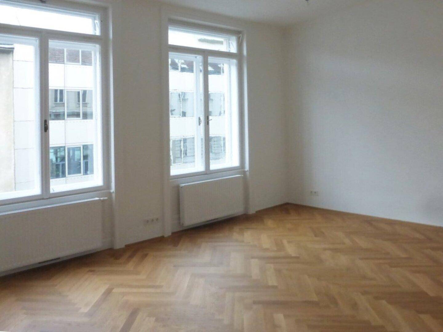 großzügiges Schlafzimmer