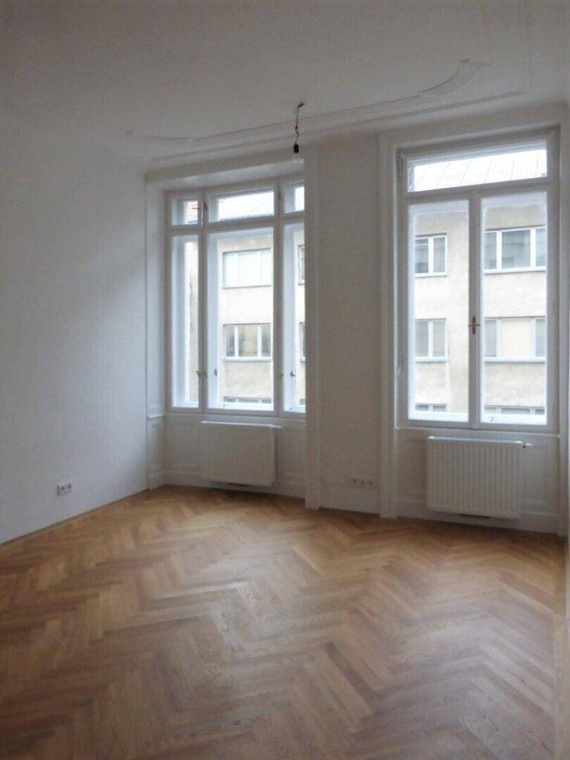 großzügiges Schlafzimmer