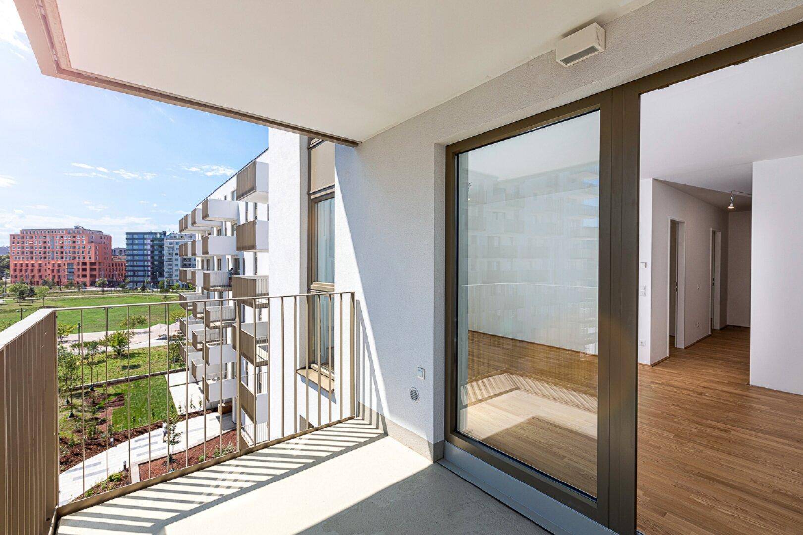 großer Balkon mit Weitblick (Beispielbild Vergleichswohnung)