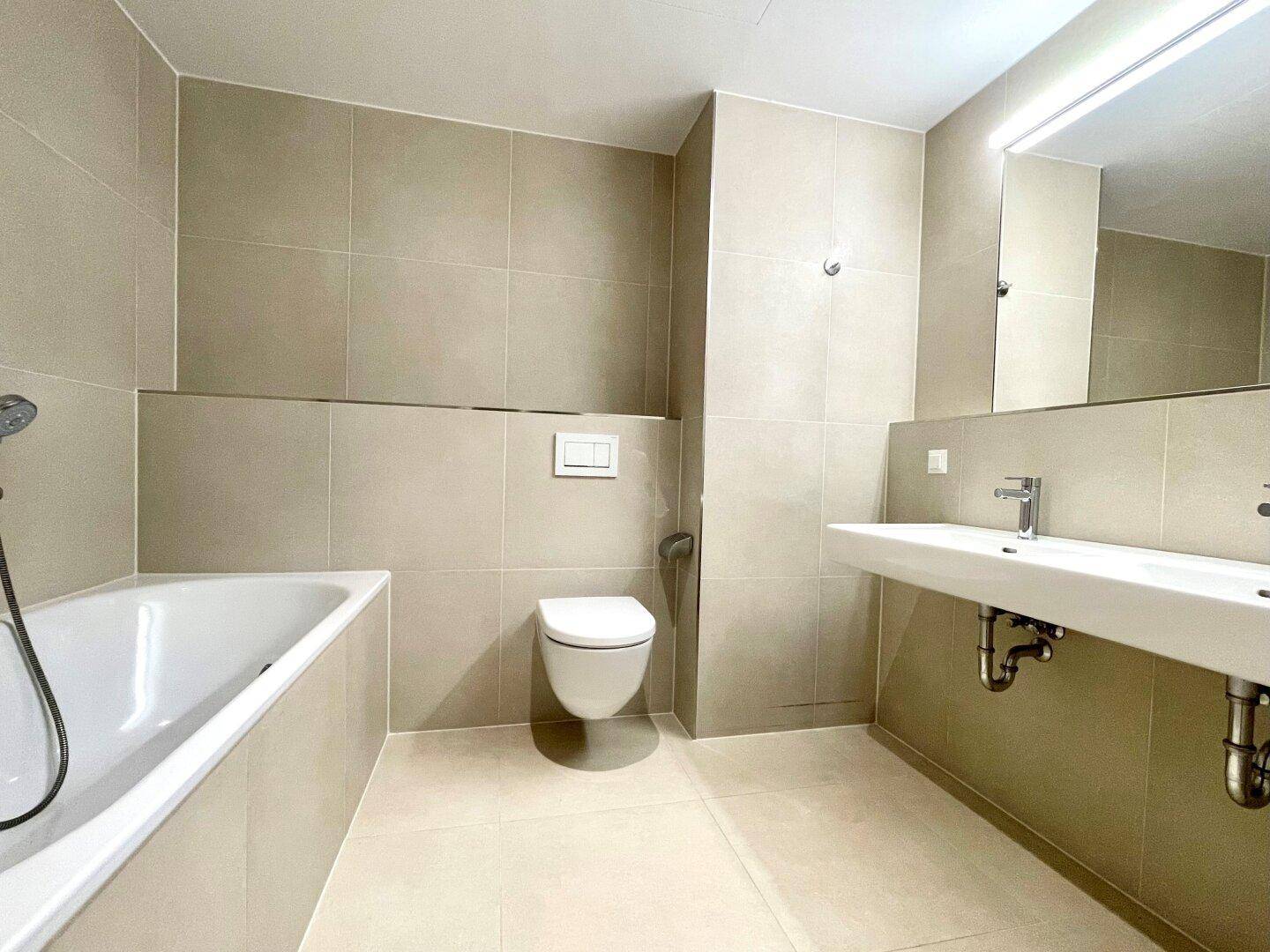 Bad en Suite mit Doppelwaschtisch, Wanne, WC, Handtuchtrockner (Beispielbild Vergleichswohnung)