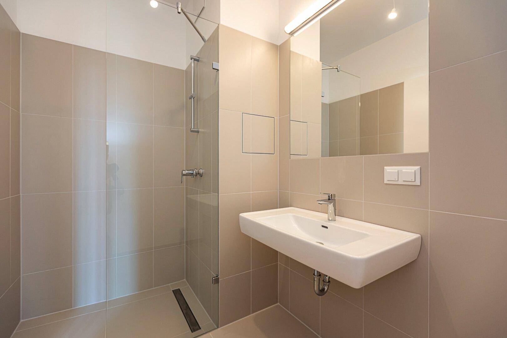 Badezimmer mit bodentiefer Dusche (Beispielbild Vergleichswohnung)