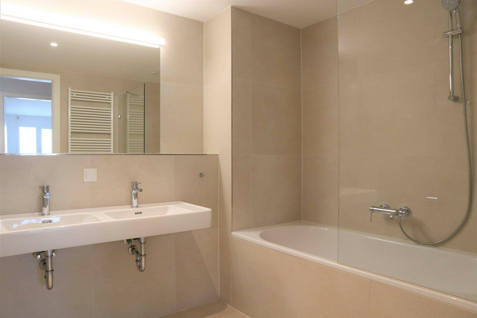 En Suite Wannenbad (Beispielbild Vergleichswohnung)