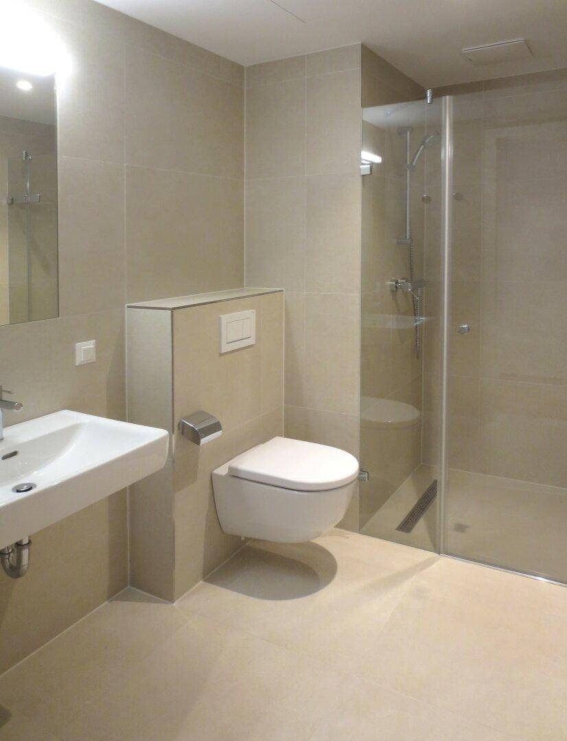Gästebad mit Dusche und WC (Beispielbild Vergleichswohnung)