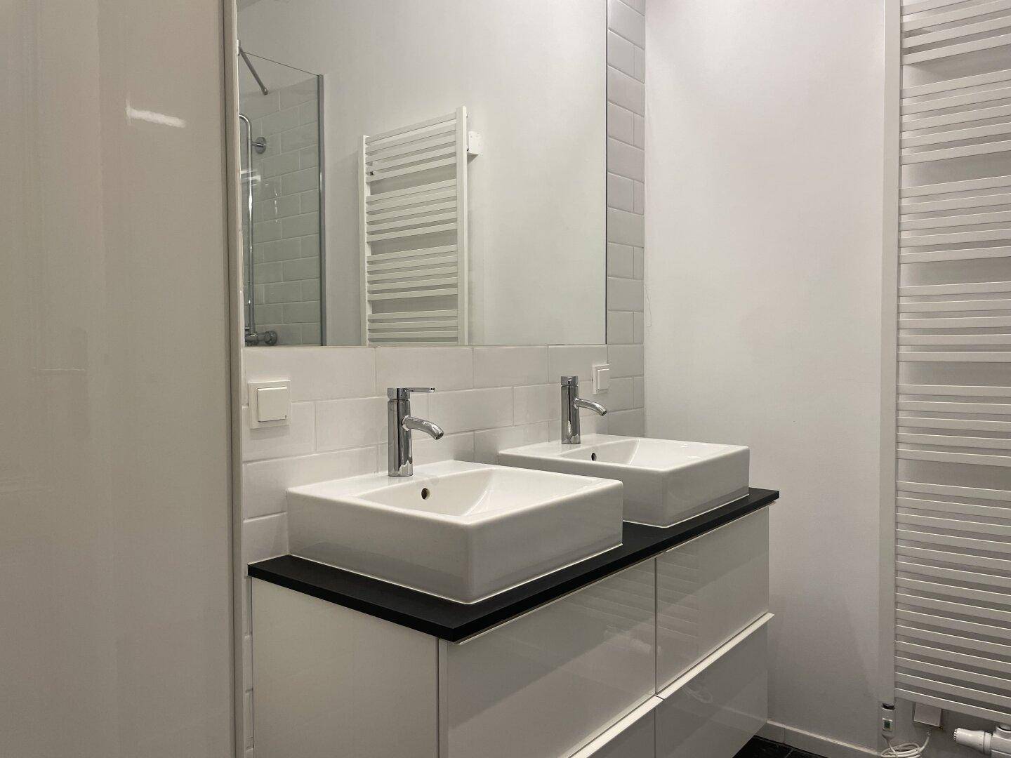 modernes Bad mit Doppelwaschtisch, bodentiefer Dusche und Waschmaschinenanschluss