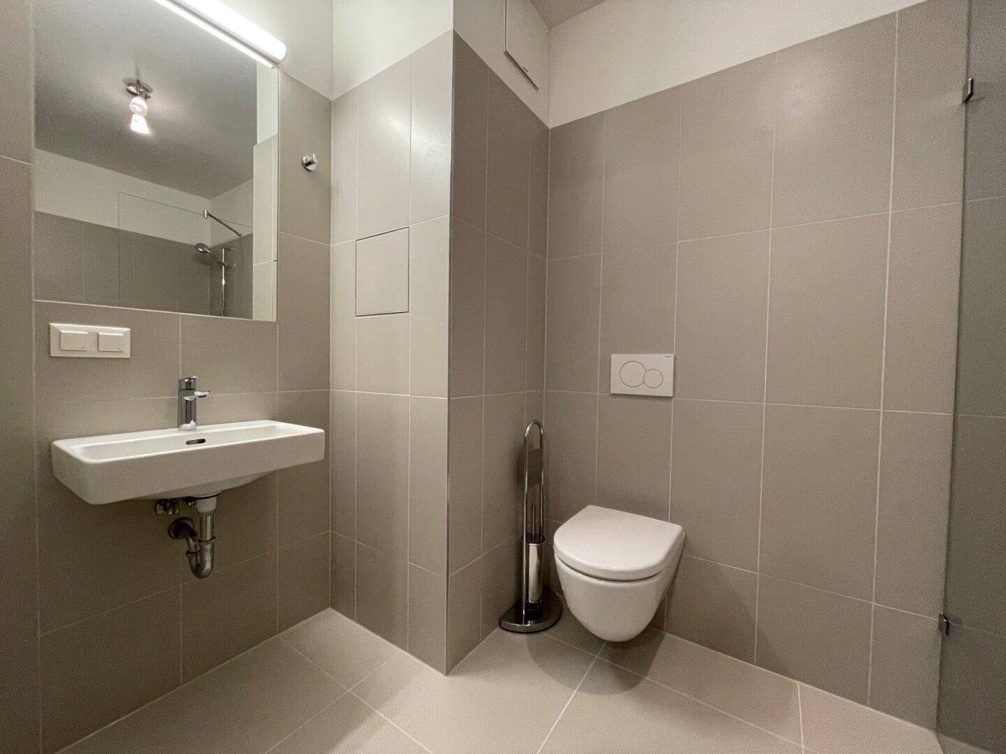 modernes Badezimmer (Beispielbild Vergleichswohnung)