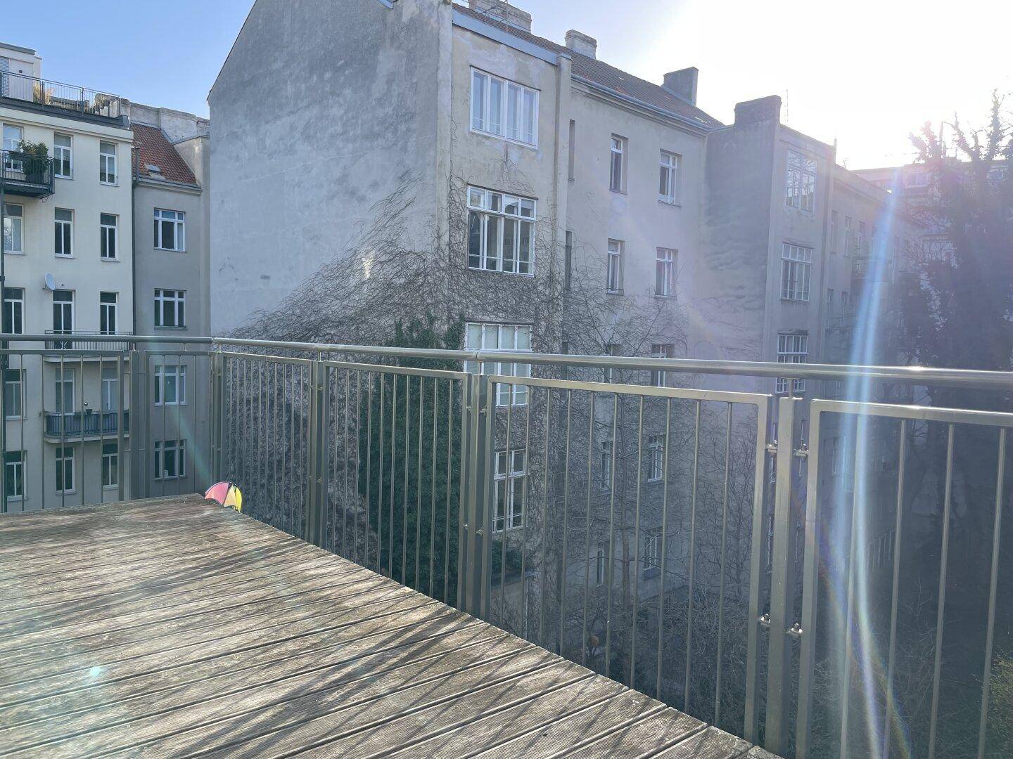 großzügige Terrasse nach Südosten ausgerichtet