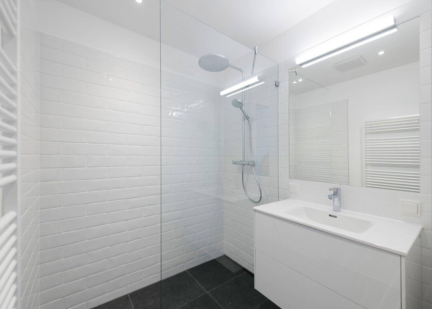 moderne Duschbad mit Walk-In-Rainshower (Beispielbild Vergleichswohnung)