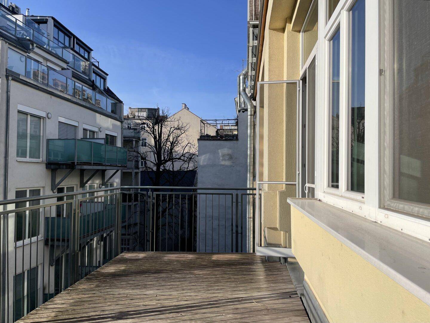 großzügige Terrasse nach Südosten ausgerichtet