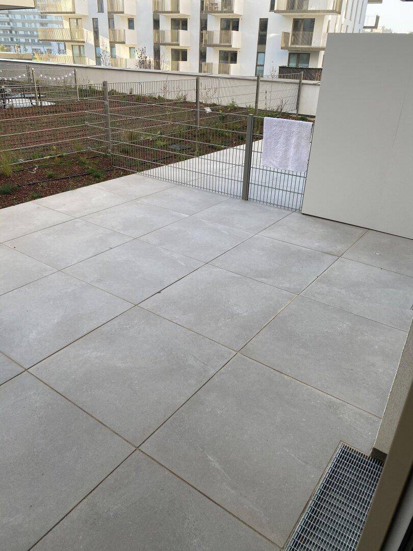 großzügige Terrasse mit Blick zum Innenhof