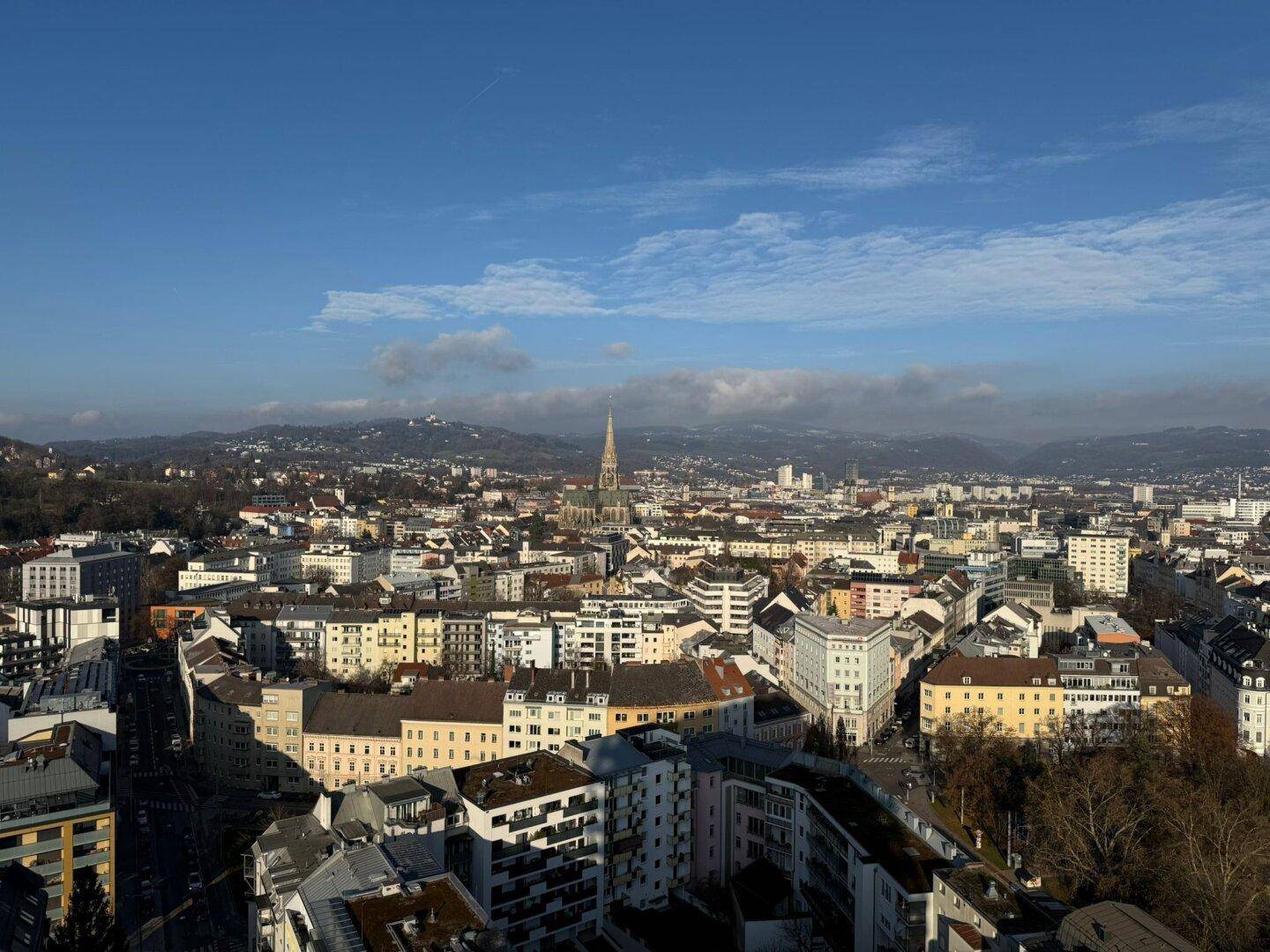 Beeindruckender Stadtblick mit historischer Architektur und weitem Horizont.