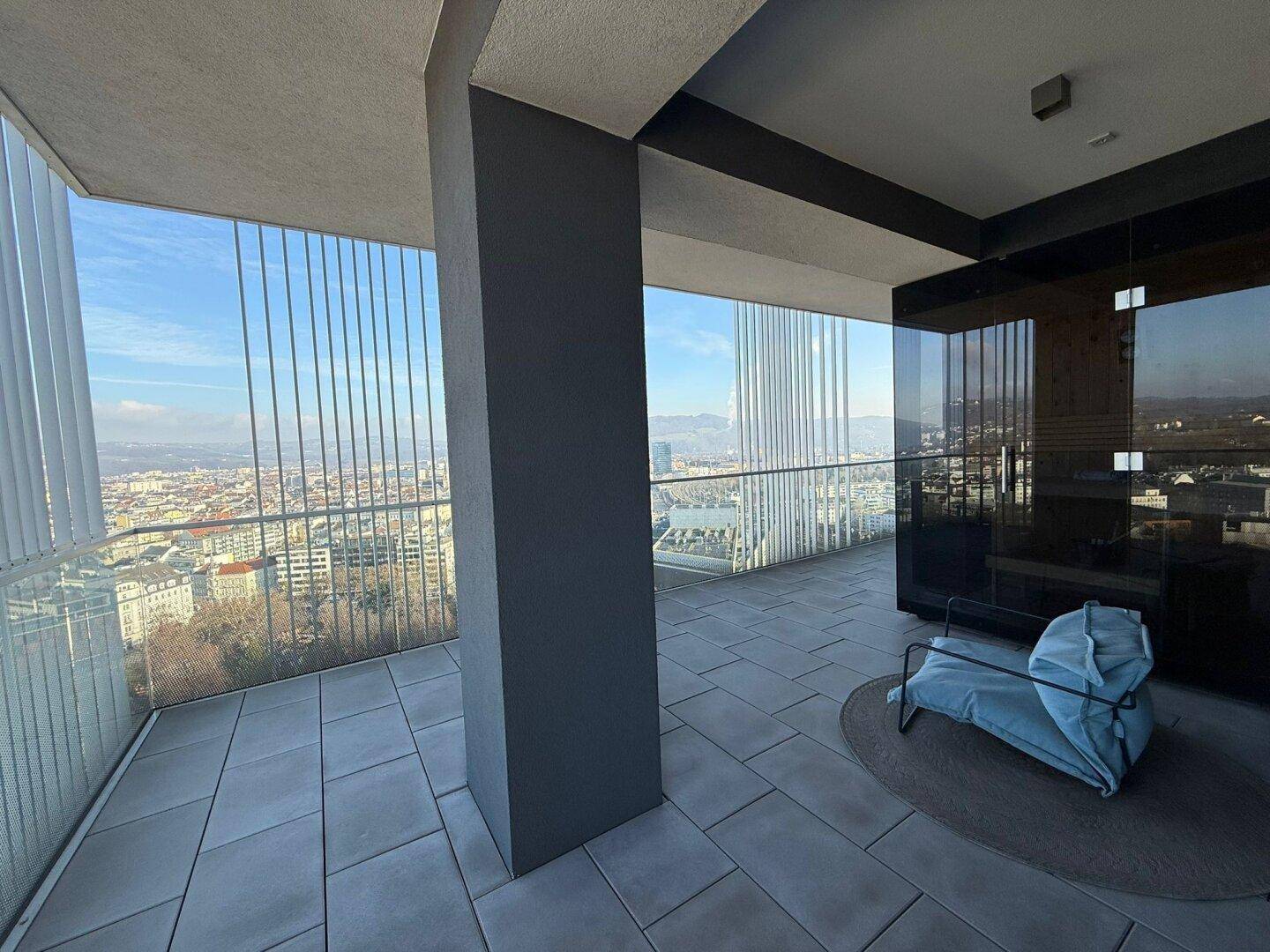 Exklusive Terrasse mit Sauna, moderner Architektur und weitem Blick über die Stadt.