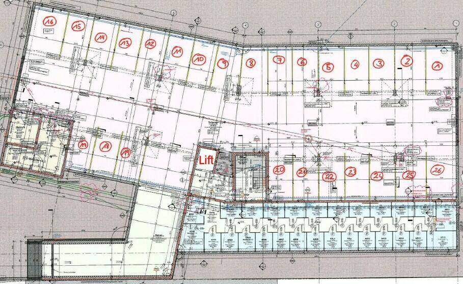 Grundrissplan eines Untergeschosses mit zahlreichen Parkplätzen und einem deutlich gekennzeichneten Aufzug.