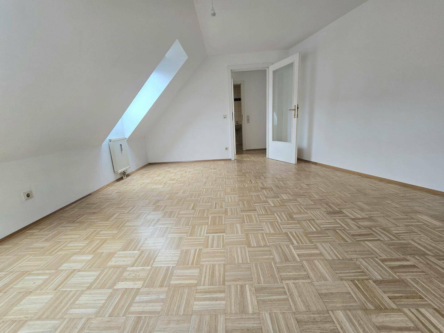 Provisionsfreie Dachgeschoßwohnung im Zentrum von Graz bei Jakominiplatz zu vermieten! - Widok 2